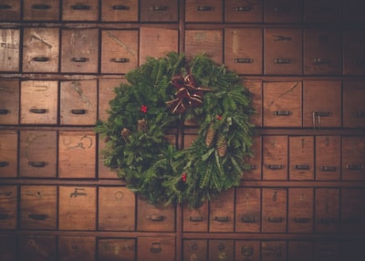 木制抽屉上的绿色和棕色松果圣诞花环